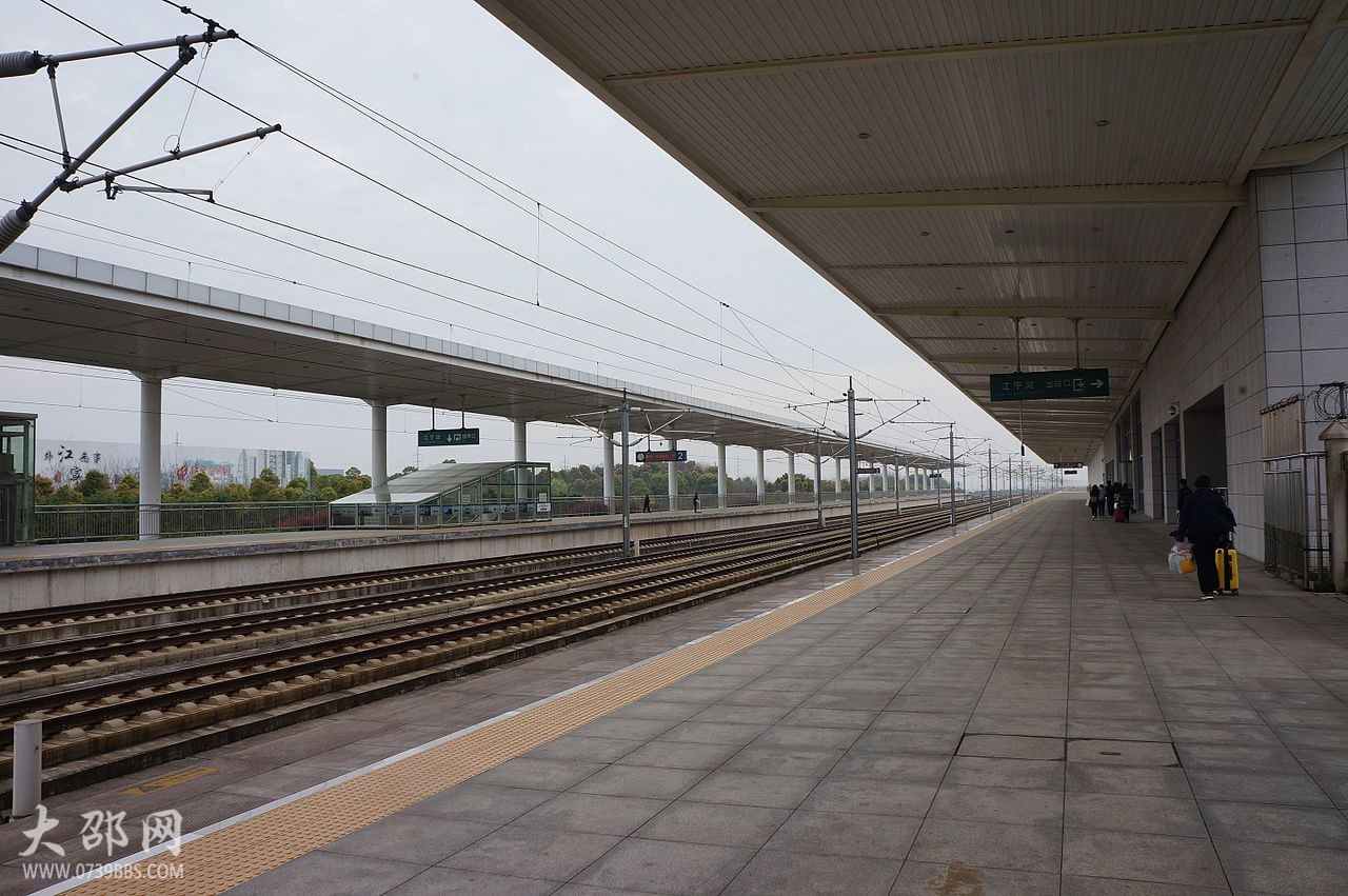 201704_Platforms_of_Jiangning_Station_Hangzhou_Direction.jpg
